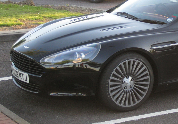 Aston Martin Rapide впервые сняли без камуфляжа