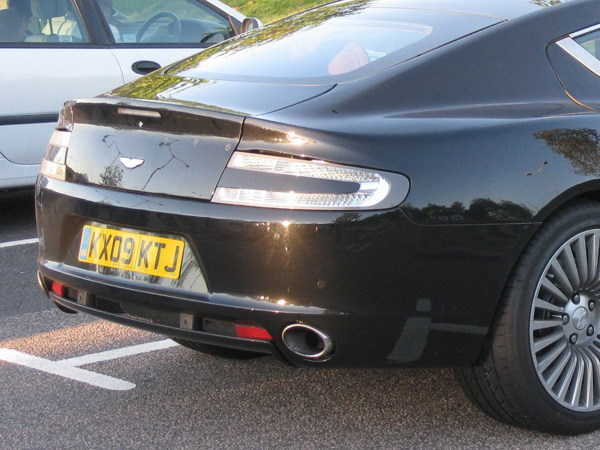 Aston Martin Rapide впервые сняли без камуфляжа