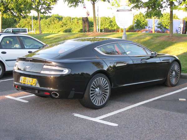 Aston Martin Rapide впервые сняли без камуфляжа