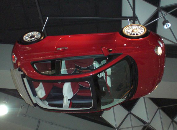 Кабриолет Fiat 500 завис в воздухе