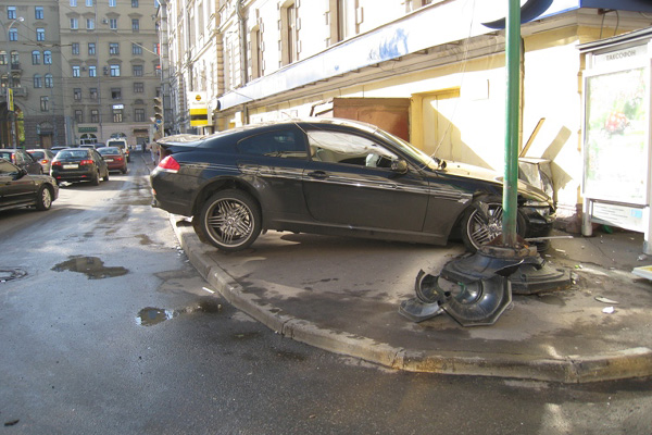 Спорткар Alpina B6 разбился в Москве
