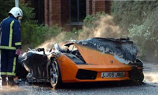 Lamborghini Gallardo превратился в угли