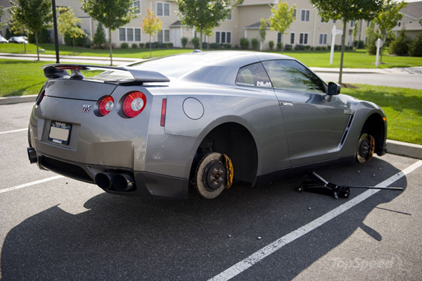 Nissan GT-R оставили без колес