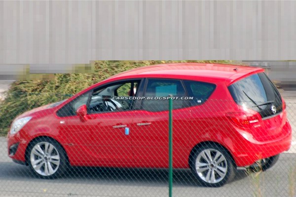 Новый Opel Meriva снял камуфляж