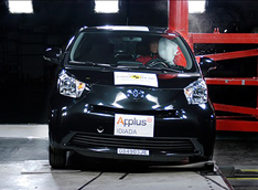 Toyota iQ: бесстрашный малыш