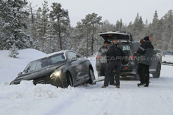 Mercedes увяз в снегу