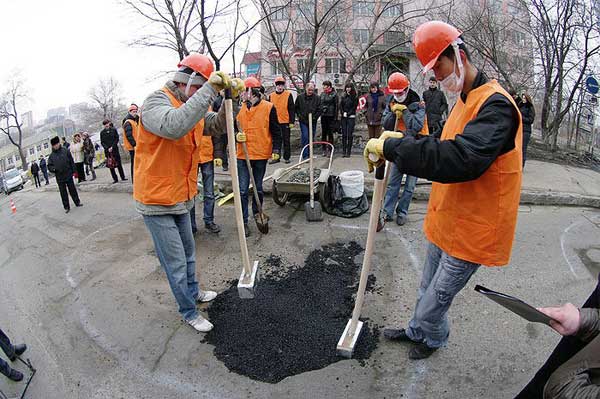 Автомобилисты сами отремонтировали дороги