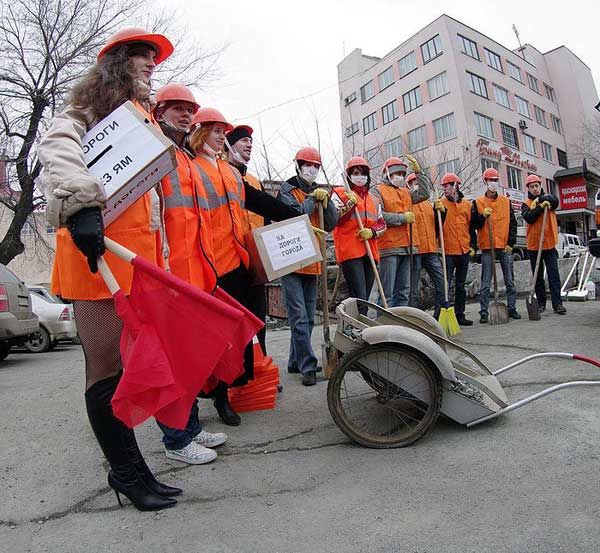Автомобилисты сами отремонтировали дороги