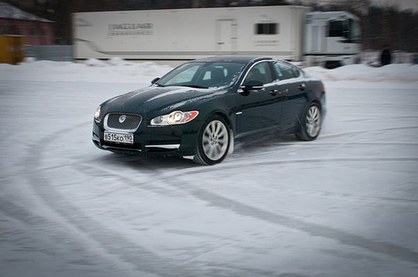 Jaguar выпустил авто на голый лед