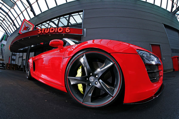 Audi R8 Spyder стал красной бестией