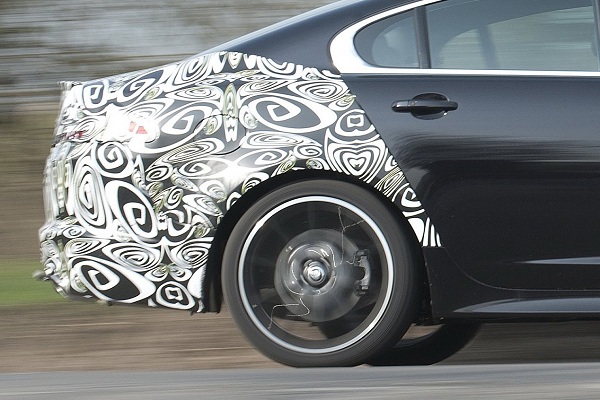 Jaguar XF в камуфляже стал добычей фотошпионов