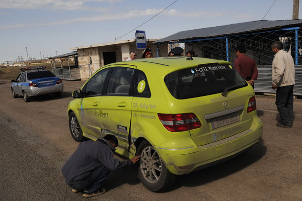 Экологичный Mercedes не выдержал казахской степи