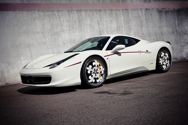 Graf Weckerle украсил Ferrari королевскими лилиями