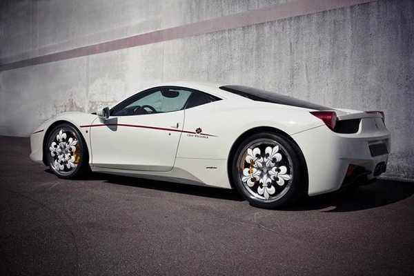 Graf Weckerle украсил Ferrari королевскими лилиями