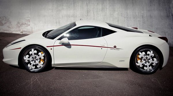 Graf Weckerle украсил Ferrari королевскими лилиями
