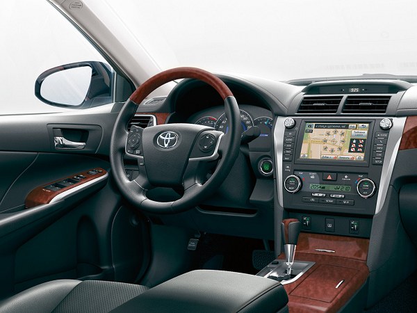 Объявлены цены на новую Toyota Camry в России