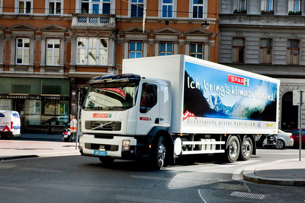 Volvo передало клиентам первый гибридный грузовик