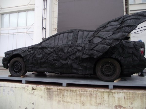 Крылатый BMW, сделанный из шин, найден в Перми