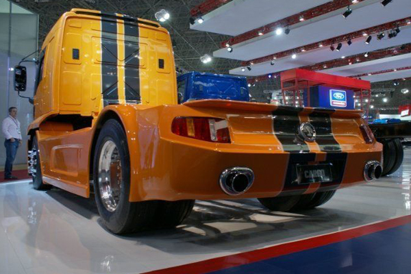 Ford Mustang скрестили с Ford Cargo