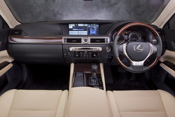Lexus познакомил с новым GS 250