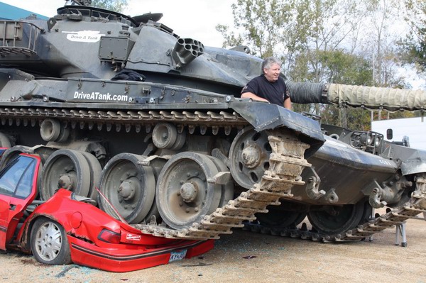 Армейские развлечения: раздави авто на танке