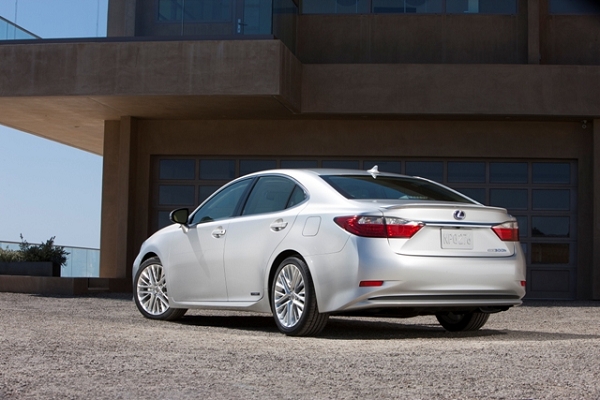 Lexus впервые представляет гибридный седан