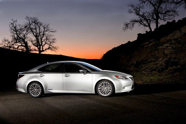 Lexus впервые представляет гибридный седан