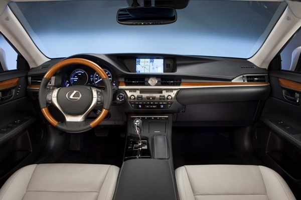 Lexus впервые представляет гибридный седан