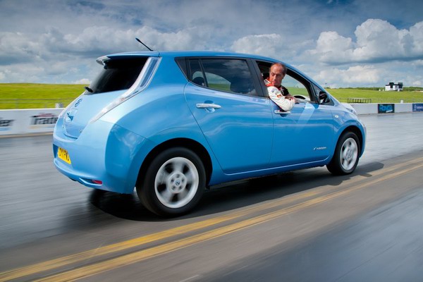 Nissan Leaf установит рекорд задним ходом