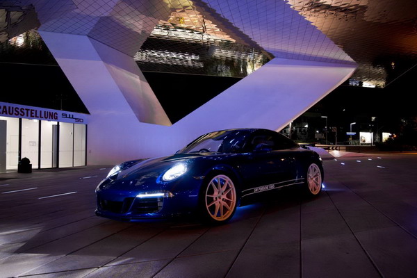 Porsche празднует успех в Facebook уникальным 911