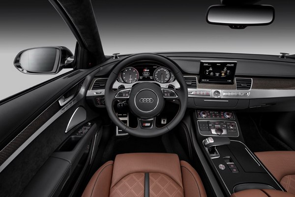 Обновленный спортседан Audi S8 выходит на российский рынок