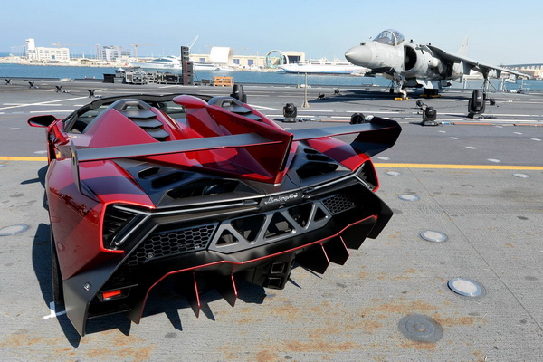 Lamborghini эффектно представили Veneno Roadster шейхам