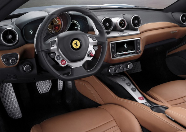 Новая Ferrari California предстала перед публикой