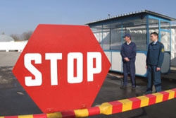 Автолюбители отомстили таможне за 