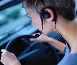 Телефон в машине опасен даже с hands-free