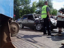 Водитель-лихач протаранил автобусную остановку