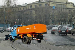 Столичные дороги моют дважды в день