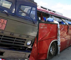 Автобуc столкнулся с грузовиком лоб в лоб