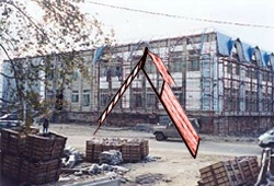 Строительные леса рухнули на авто