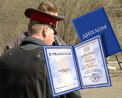 Два гаишника купили себе дипломы в переходе