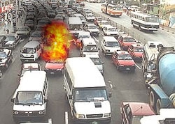 В пробке в центре Москвы горит автомобиль