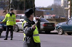 Пылающее авто перекрыло движение в центре Москвы