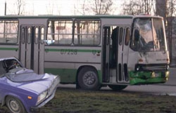 Разбитый автобус парализовал Волоколамское шоссе