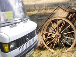 Mercedes и телега не поделили дорогу
