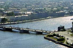 Стритрейсеры блокируют мост в Петербурге