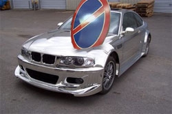 На припаркованное авто упал дорожный знак