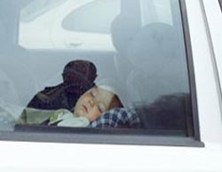 Нерадивая мать забыла ребенка в машине