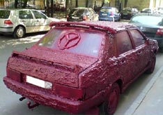 Водитель украсил машину строительной пеной