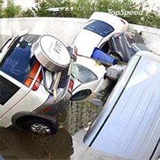 Кривая разметка завлекла автомобили в озеро