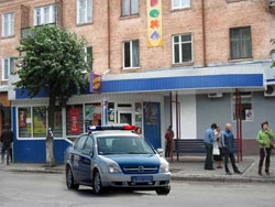 Пьяный милиционер сбил людей на остановке
